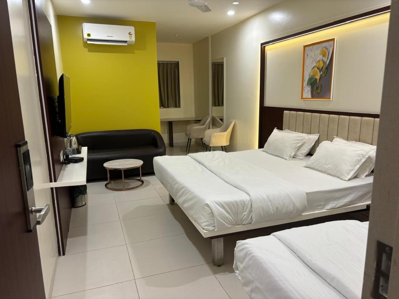 Hotel Haldi Насик Экстерьер фото