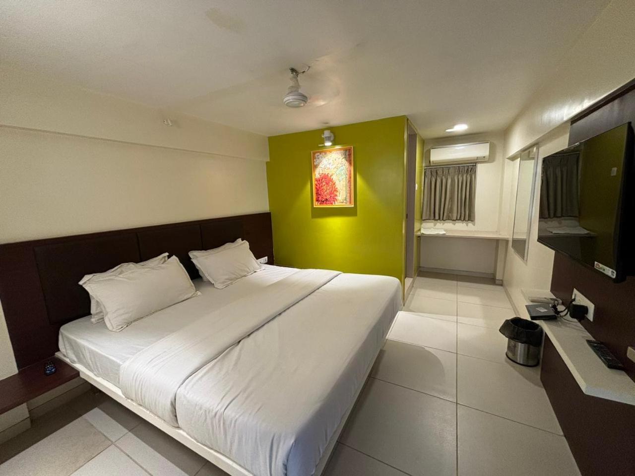 Hotel Haldi Насик Экстерьер фото