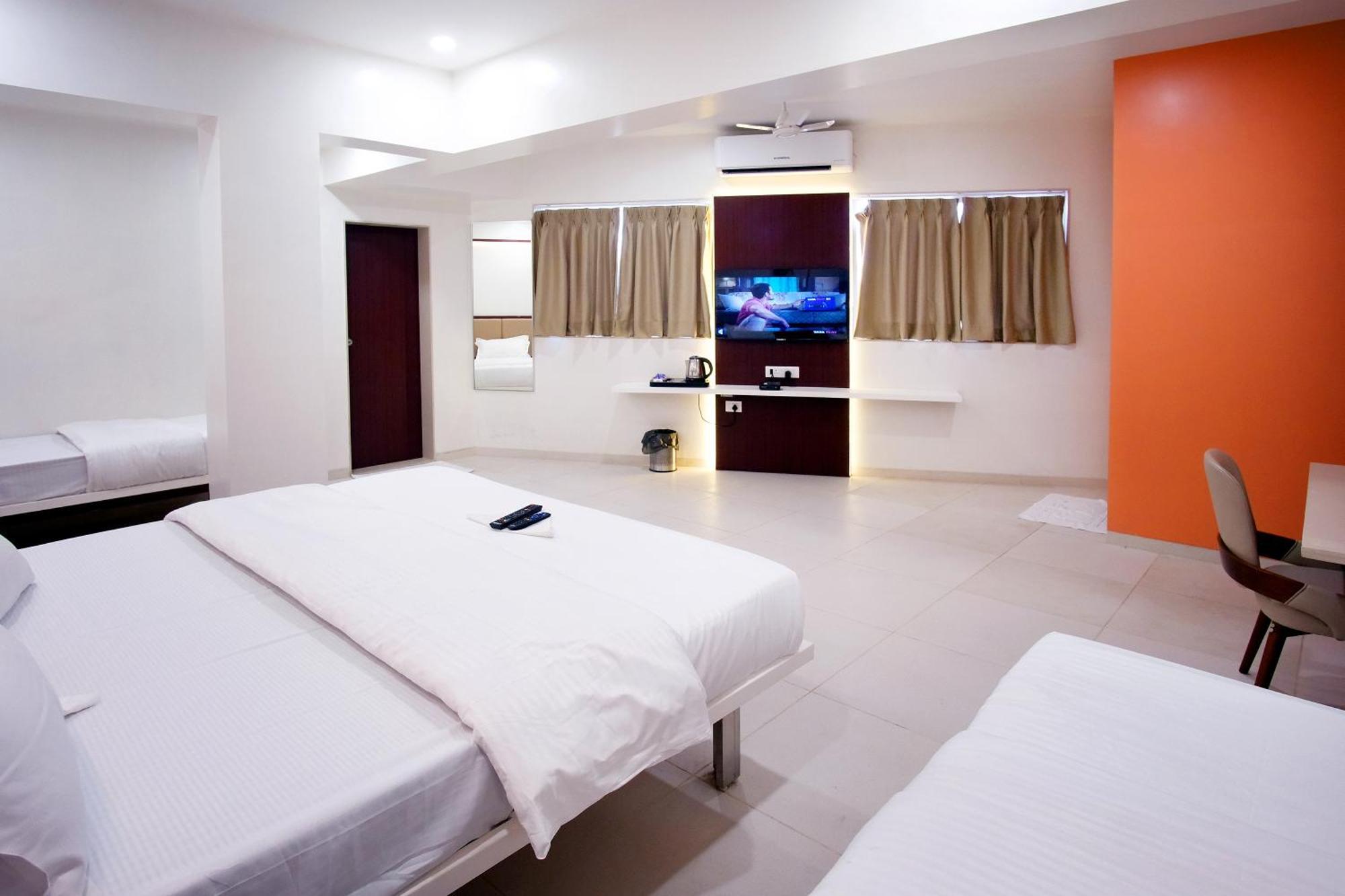Hotel Haldi Насик Экстерьер фото