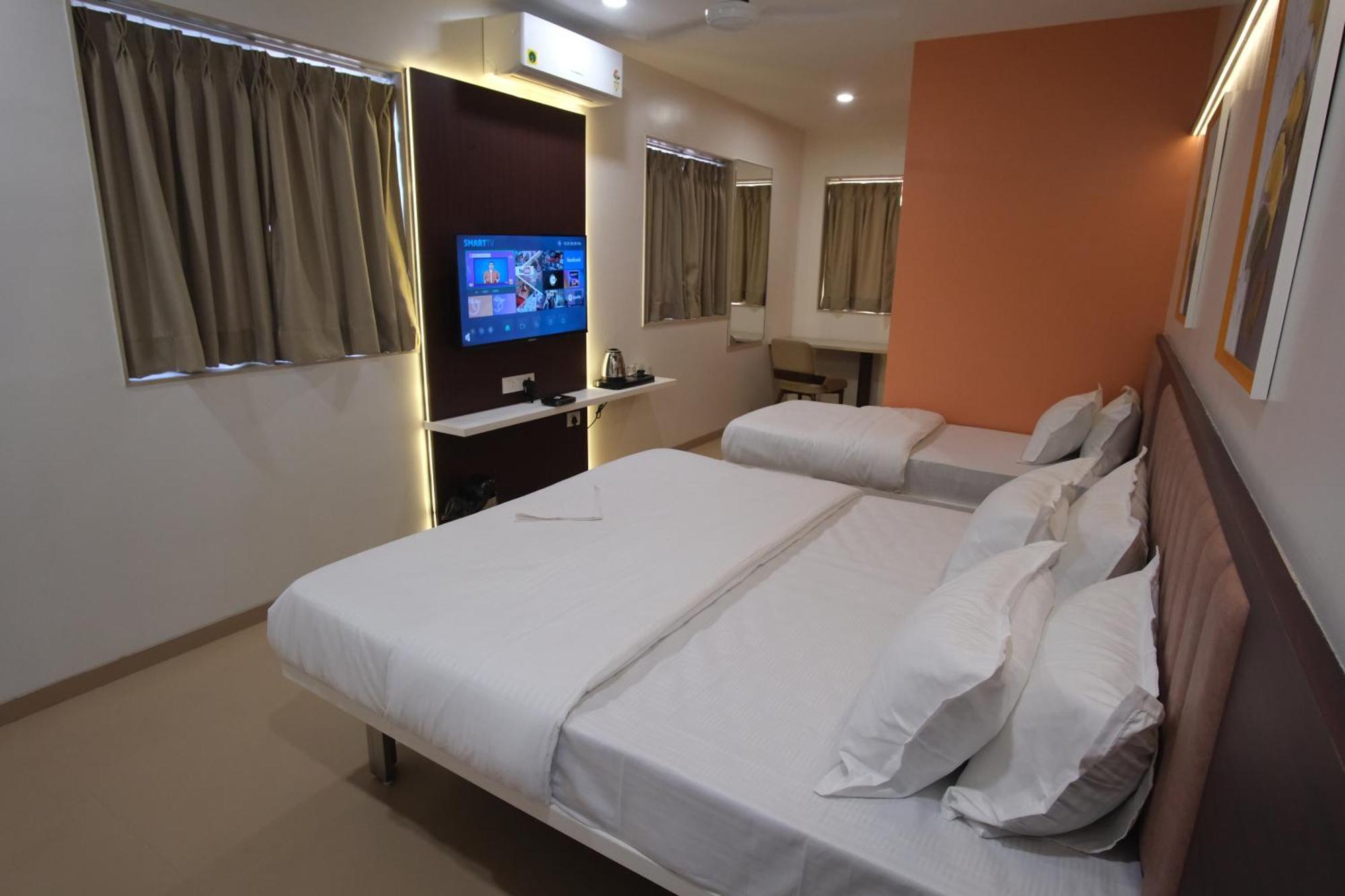 Hotel Haldi Насик Экстерьер фото